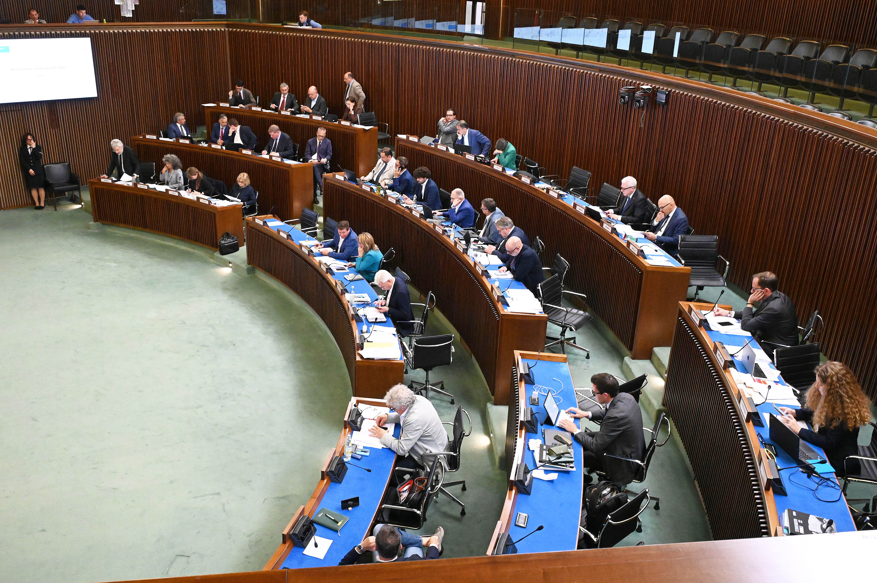 OMNIBUS/4. OK A GRUPPO LAVORO SEMPLIFICAZIONE, OPPOSIZIONI CONTRARIE